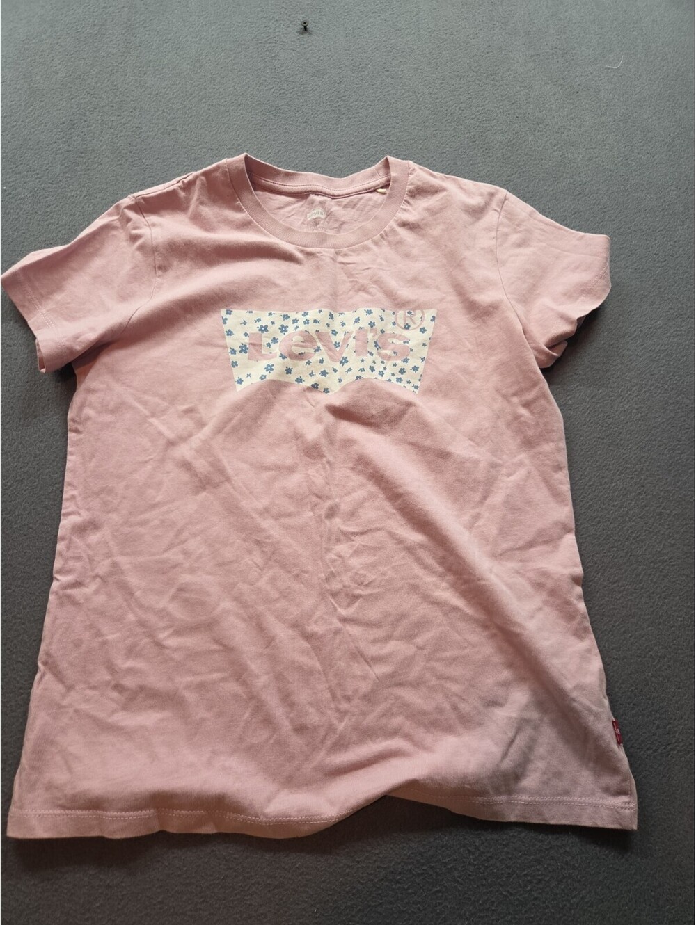 girl's pink short-sleeve t-shirt by Levi's size XS